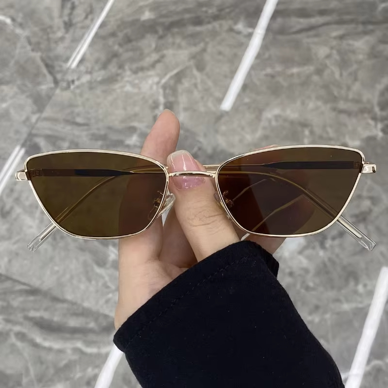 Occhiali da Sole Cat Eye alla  - Vintage Fashion Images recensione e prezzo
